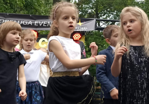 dzieci tańczą poloneza