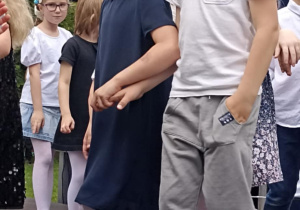 dzieci tańczą poloneza