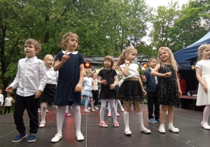 dzieci tańczą na scenie