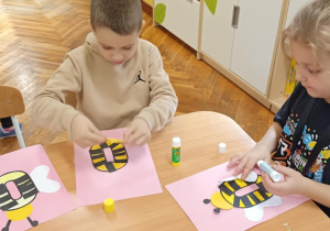 dzieci kolorują literę o i doklejają elementy