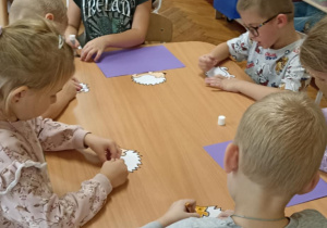 dzieci wyklejają jeża pestkami słonecznnika