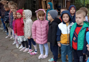 dzieci stoją w szeregu