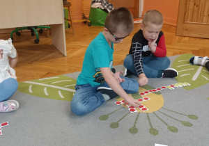 dzieci układają rytmy