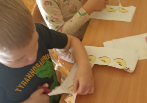 dzieci wycinają przy stole