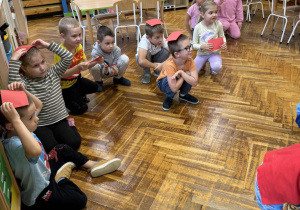 dzieci tańczą z karteczkami
