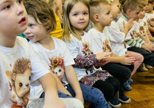 Dzieci słuchają muzyki