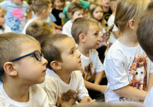 Dzieci słuchają muzyki
