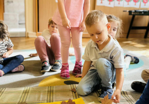Dzieci doklejają listki