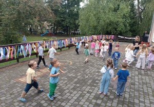 Dzieci tańczą