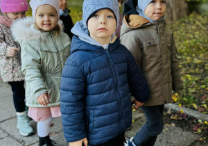Dzieci spacerują