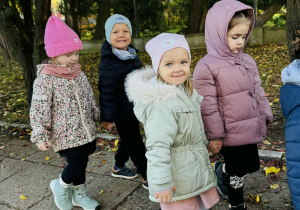 Dzieci spacerują