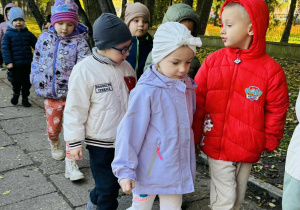 Dzieci spacerują