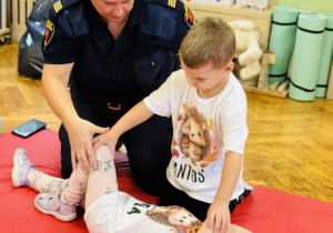 Dzieci uczą się zasad udzielania pierwszej pomocy