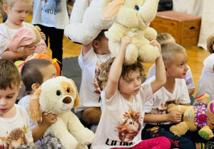 Dzieci uczą się zasad udzielania pierwszej pomocy