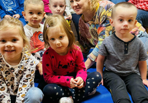 Dzieci oglądają przedstawienie