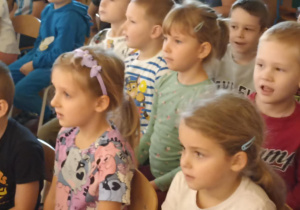 dzieci siedzą