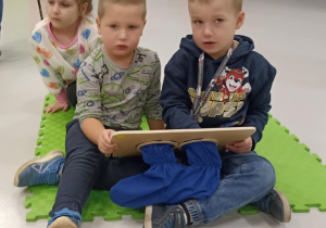 dzieci układają