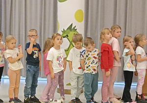 dzieci stoją