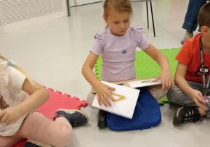 dzieci układają