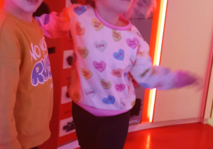 dzieci bawią się