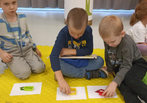 dzieci układają
