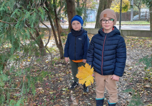 dzieci stoją