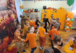 dzieci tańczą