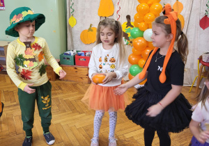 dzieci tańczą