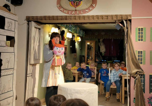Dzieci oglądają spektakl teatralny