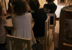 Dzieci oglądają spektakl teatralny