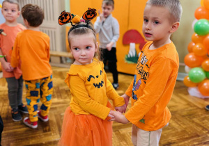 Dzieci tańczą na balu
