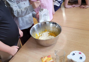 Dzieci przygotowują dyniowe gofry