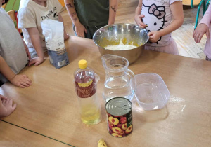 Dzieci przygotowują dyniowe gofry