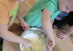 Dzieci przygotowują dyniowe gofry