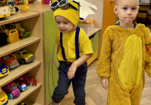 Dzieci bawią się na Balu Postaci z Bajek