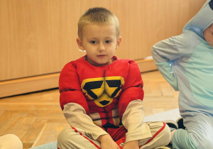 Dzieci bawią się na Balu Postaci z Bajek