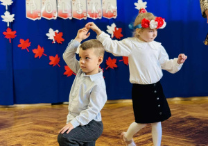 Dzieci tańczą na koncercie