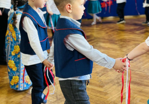 Dzieci tańczą kujawiaka