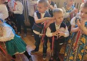 Dzieci śpiewają piosenkę