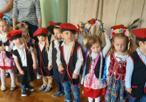 Dzieci tańczą