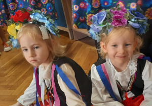 Dziewczynki tańczą