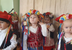 Dzieci tańczą