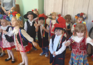 Dzieci tańczą