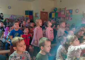 Dzieci oglądają przedstawienie