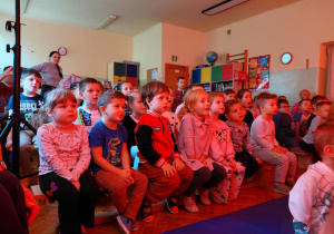 Dzieci oglądają przedstawienie