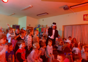 Dzieci oglądają przedstawienie