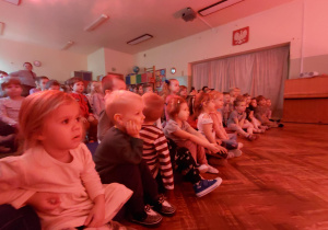 Dzieci oglądają przedstawienie