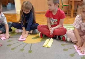 dzieci składają kartkę