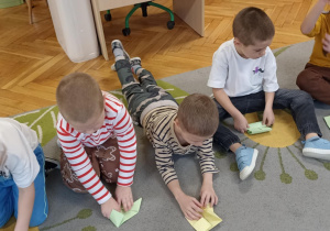 dzieci składają kartkę