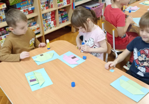 dzieci kolorują domek